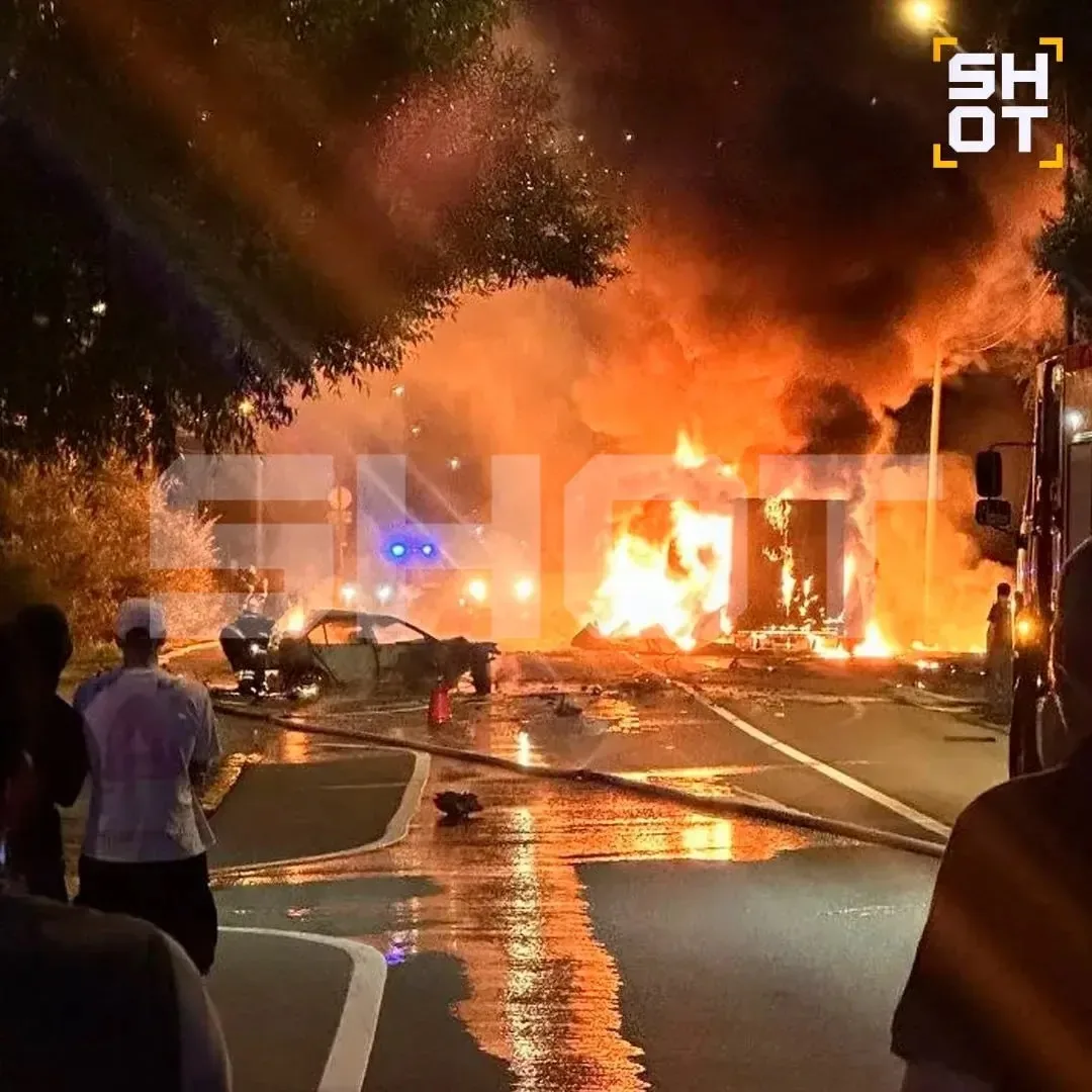 😱Взрыв и пожар произошли на трассе в Москве. Предварительно, один человек погиб.

По данным SHOT, ж