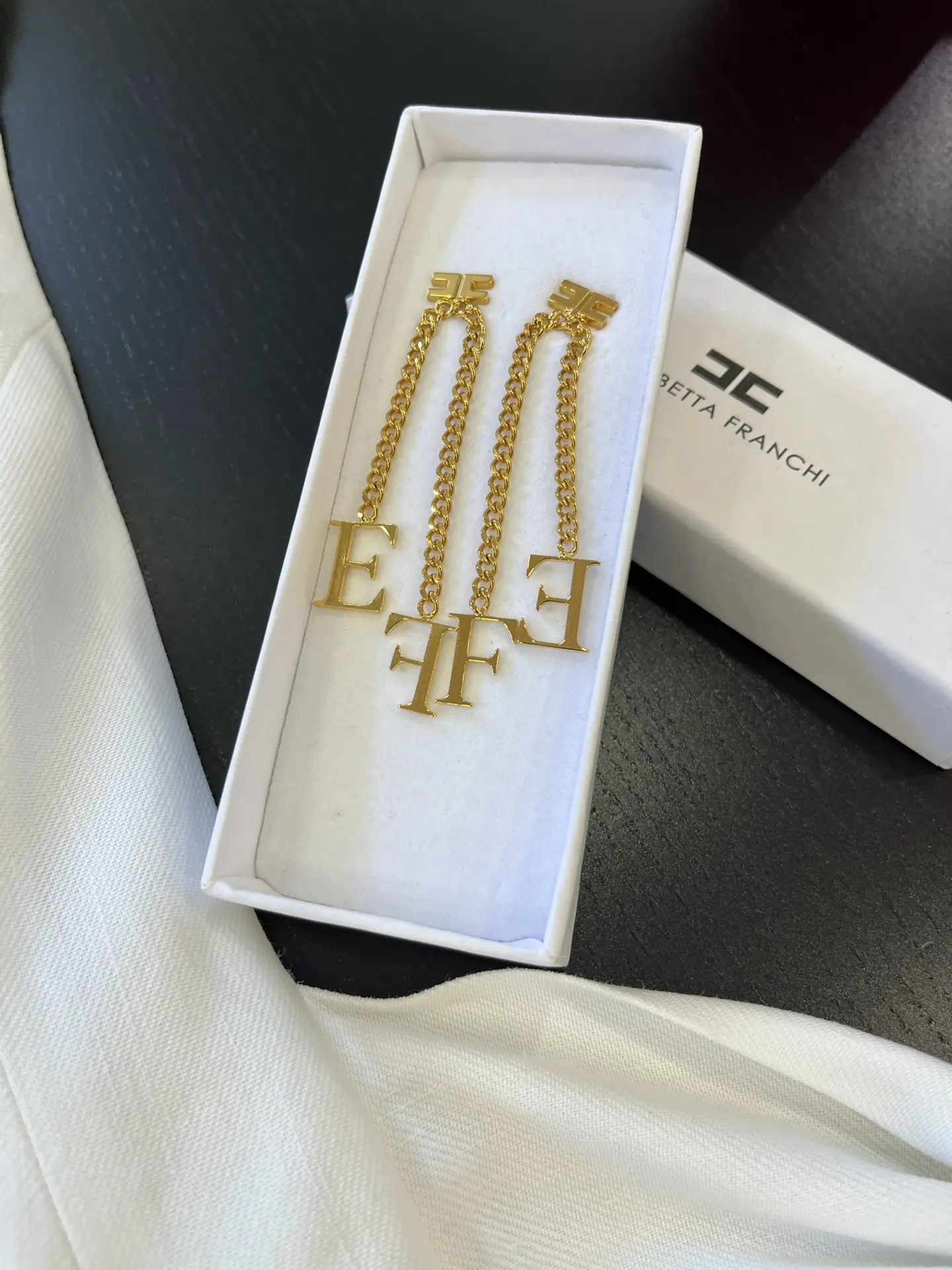 Жилет ELISABETTA FRANCHI 
23700 вместо 47930

Юбка ELISABETTA FRANCHI 
30720 вместо 43890

Серьги EL
