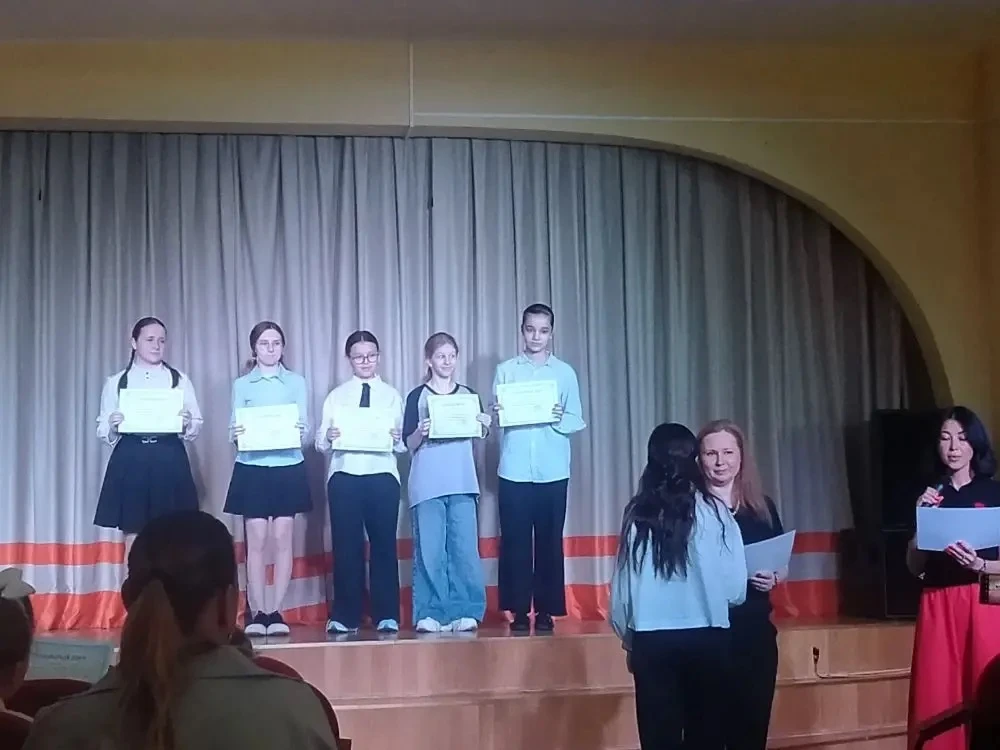 🎉 Торжественное вручение похвальных листов! 🎉

Вчера  в нашей школе прошло торжественное мероприят