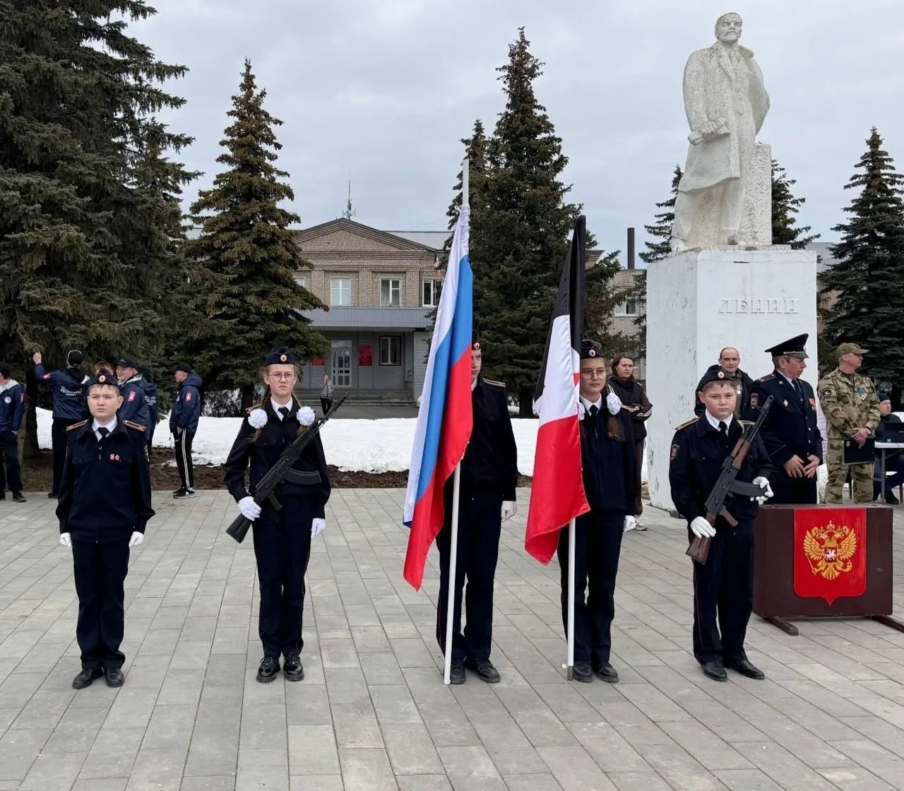 🇷🇺 Равнение на Героев! 3 апреля на центральной площади прошёл муниципальный смотр‑конкурс по строево