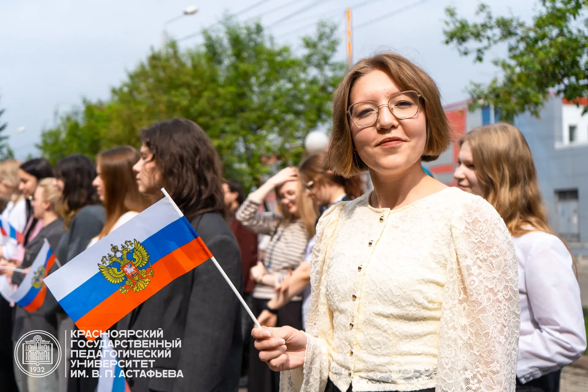 В КГПУ прошло торжественное поднятие флага, приуроченное ко Дню России 🇷🇺

Право торжественно выне