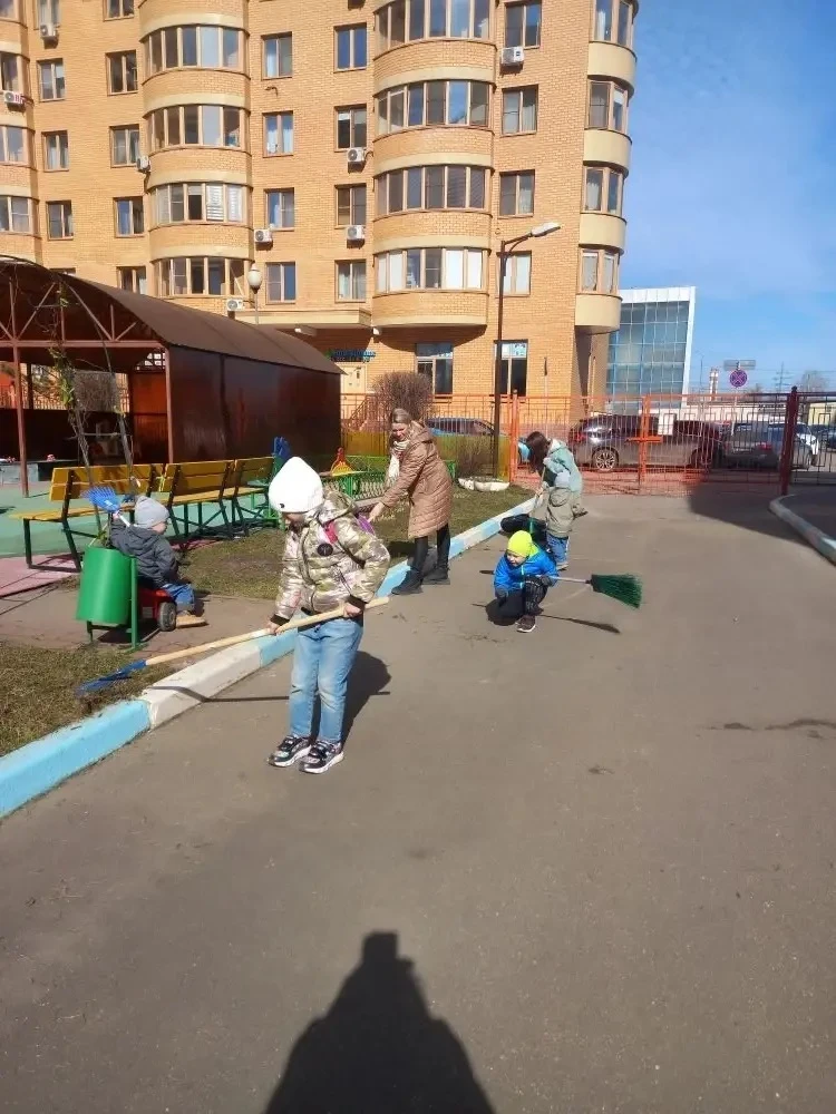 НАШИ #ШкольнаяЖизнь #Субботник #Благоустройство #МыВместе  Сегодня в рамках месячника по благоустрой