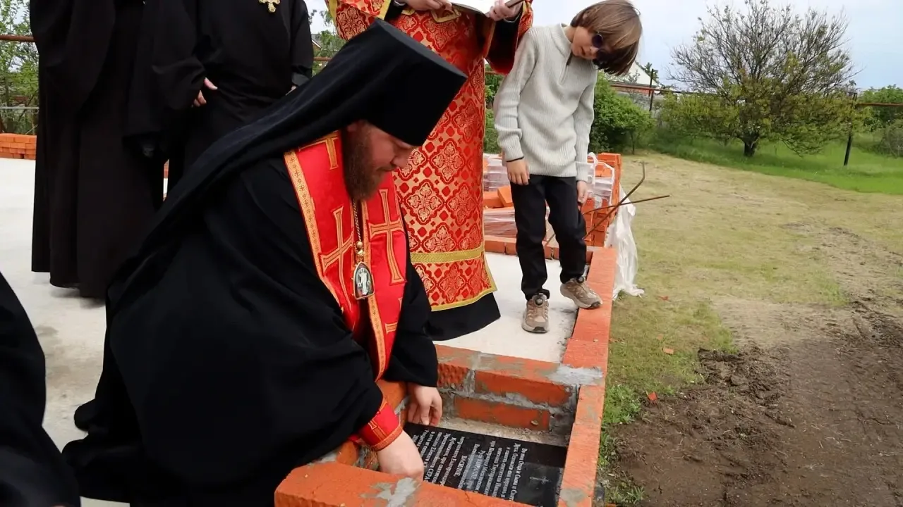 Епископ Ейский и Тимашевский Серафим совершил молебен с чином закладки камня в основание строящегося