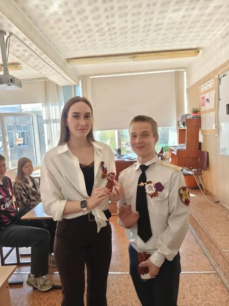 🌺 Кадеты поздравили учителей с Днём Победы! 🌺  Сегодня в нашей школе царила особенная атмосфера тепл