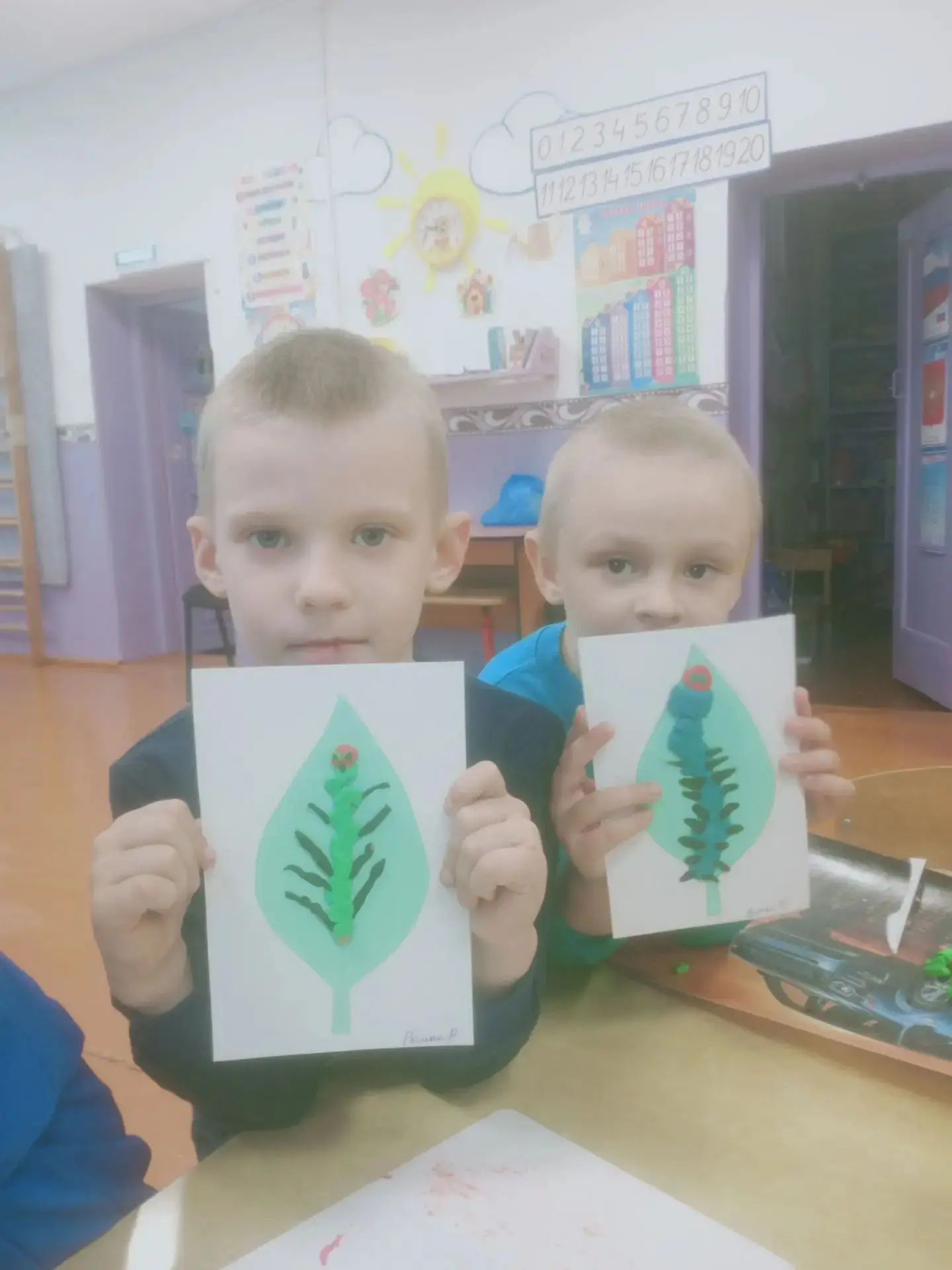 🎨🐛 Гусеница на листочке