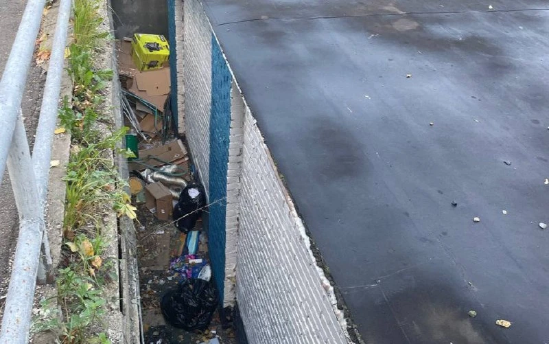 🗑️ Мусорная куча во дворе
