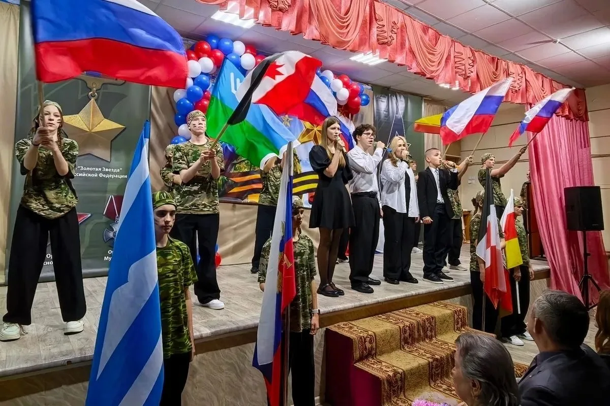 На гала-концерте Людмила Николаевна Рындина вручила награды победителям Марафона военно-патриотическ