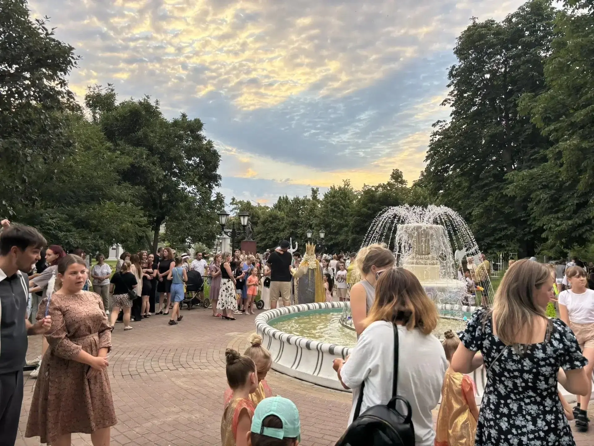 ✨ Фонтан в городском парке заиграл новыми красками — теперь его украшает изящная чаша и...