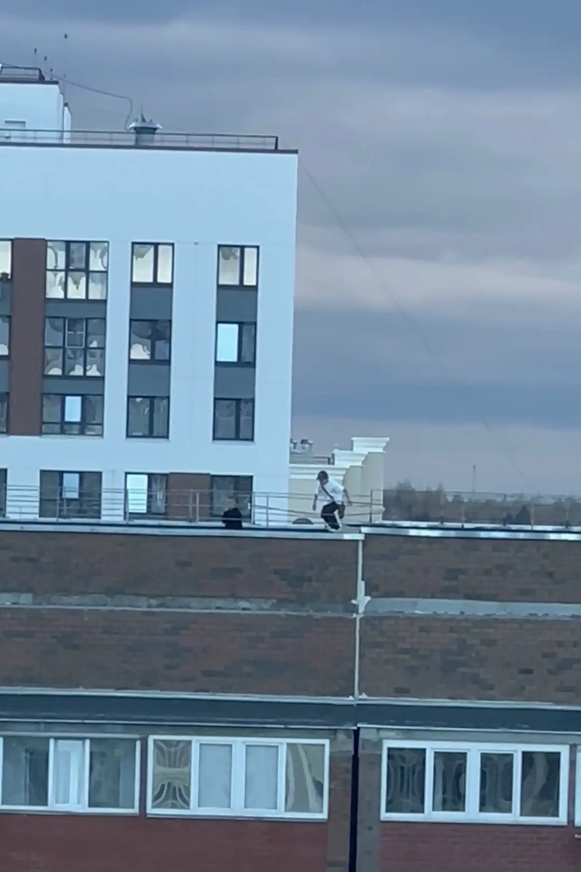 Жильцы Михеева 18а, уже не первый случай как подростки и дети бегают по крыше, играют с...