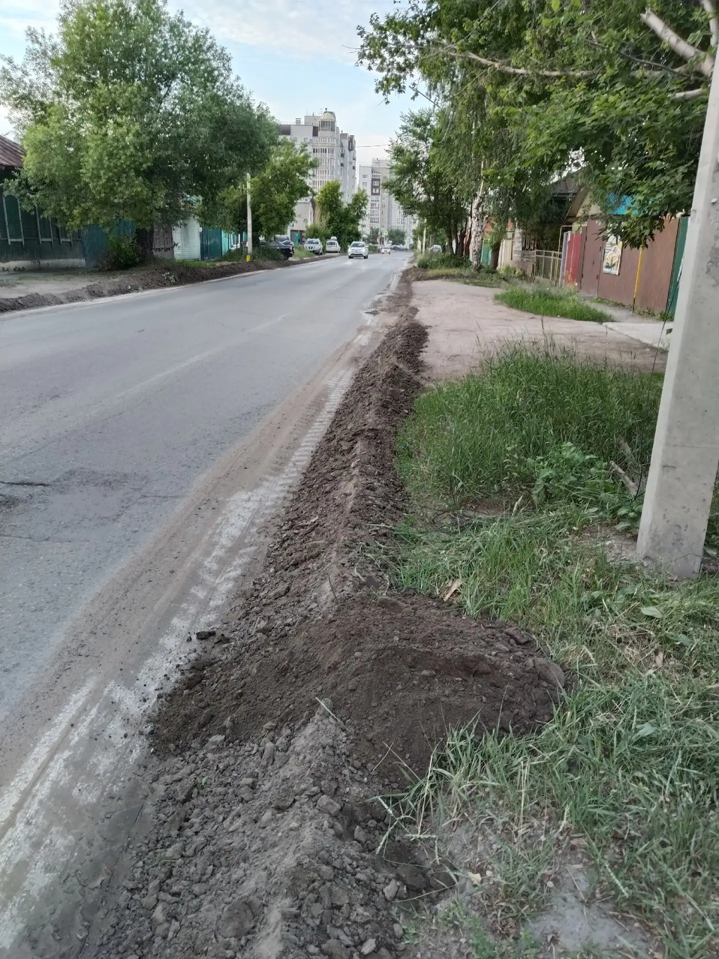 Зачем заваливают подъезды к домам? Я что не имею право подъехать к своему дому? Улица Димитрова кто-