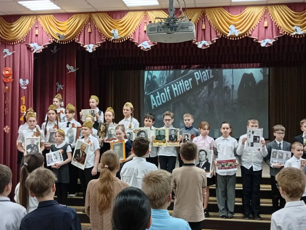 Урок мужества с торжественной линейкой и  проведением акции "Портреты Победы" прошел сегодня, 4 мая,