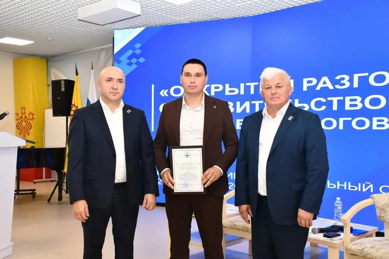 «Паттар» спорт мәктәбе коллективы Әлфис Әсхат улын Чувашия Республикасы Министрлар Каби...
