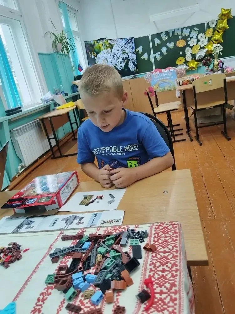 Сегодня  в лагере дети начали собирать на скорость большой лего- конструктор: решили объединить усил