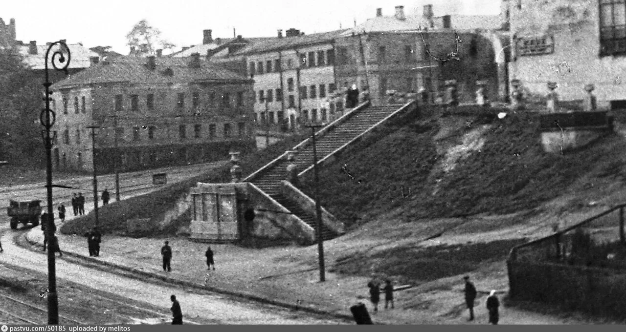 От Хохловки до Курского. 45.2. Парадная лестница к зданию клуба «Серп и молот»