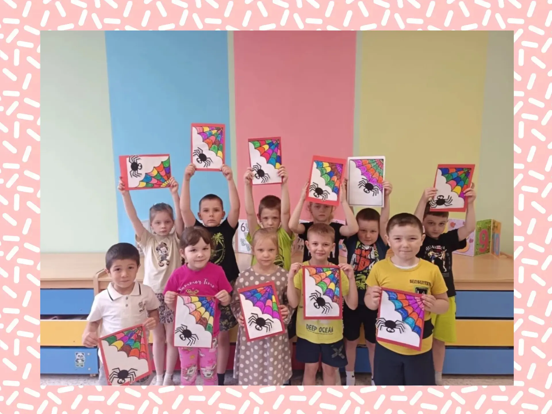 Аппликация веселого паучка — это отличный способ развивать творческие навыки у детей.