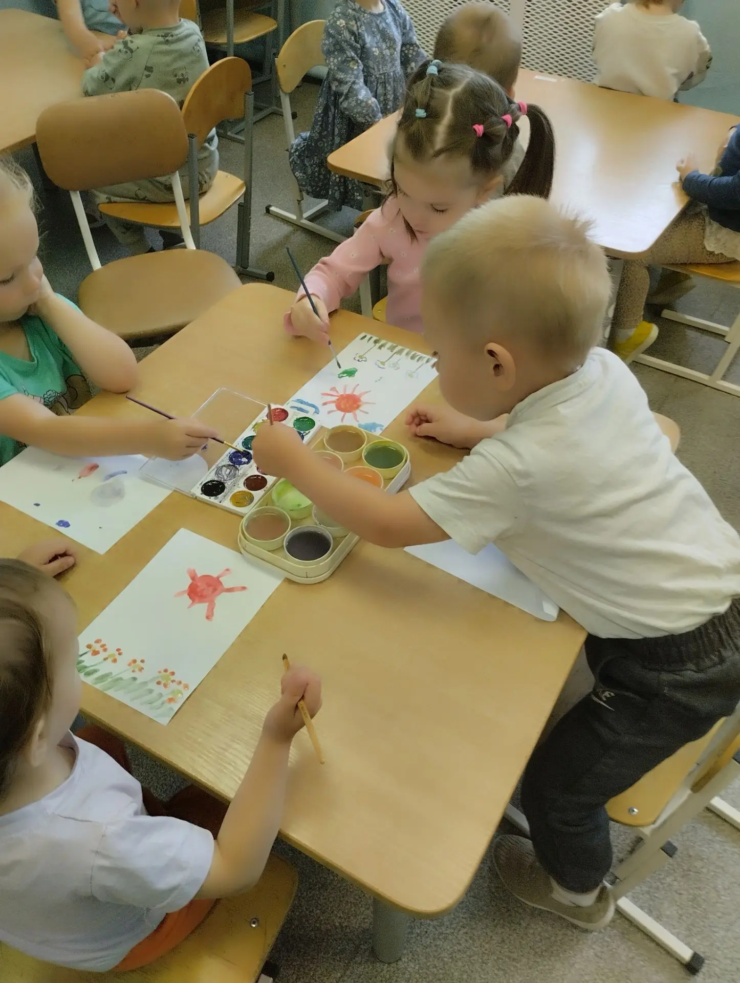 Сегодня, в "День семьи, любви и верности " в младшей группе для малышей в игровой форме проведено за