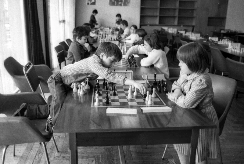 Кто кого?

Грузинская ССР, город Тбилиси

1983 год

Поединки во Дворце шахмат. Судя по всему – мальч