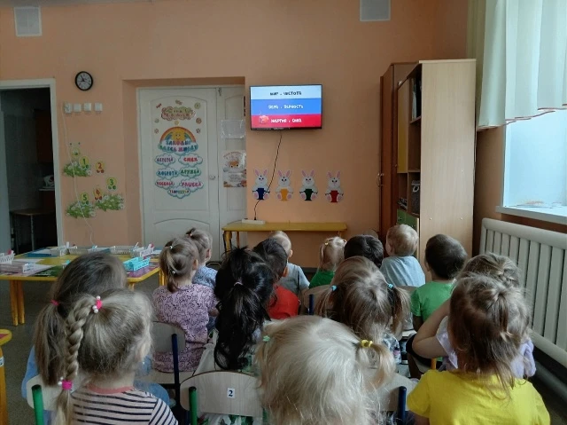 В преддверии Дня России в группе малышей прошло тематическое занятие. Воспитанники посмотрели познав