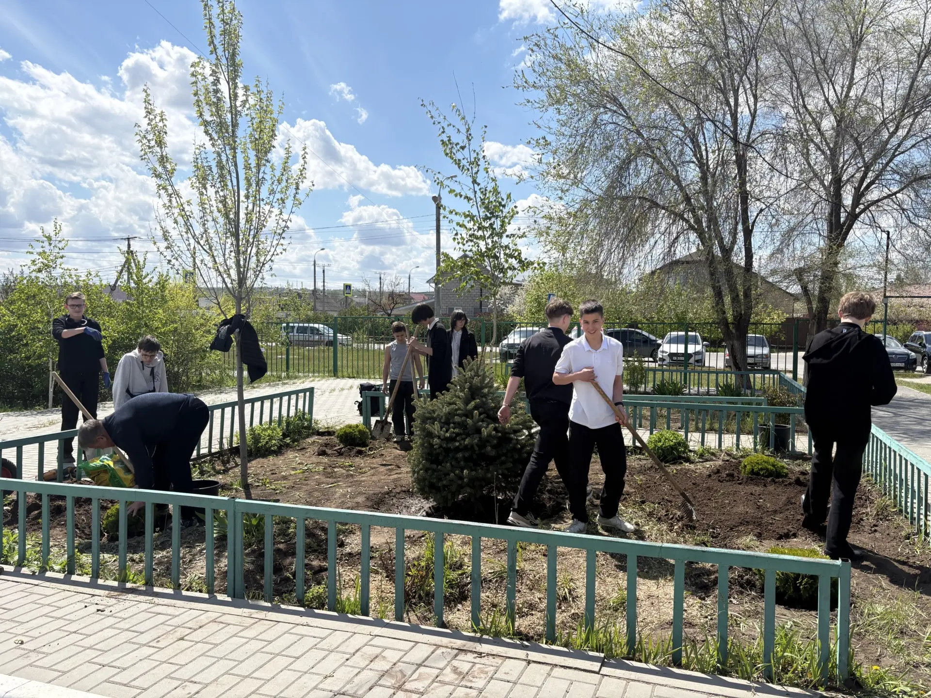 🌳Зеленый школьный двор: обновление нашего общего пространства🌳  💫Наш школьный двор стал заметно зеле