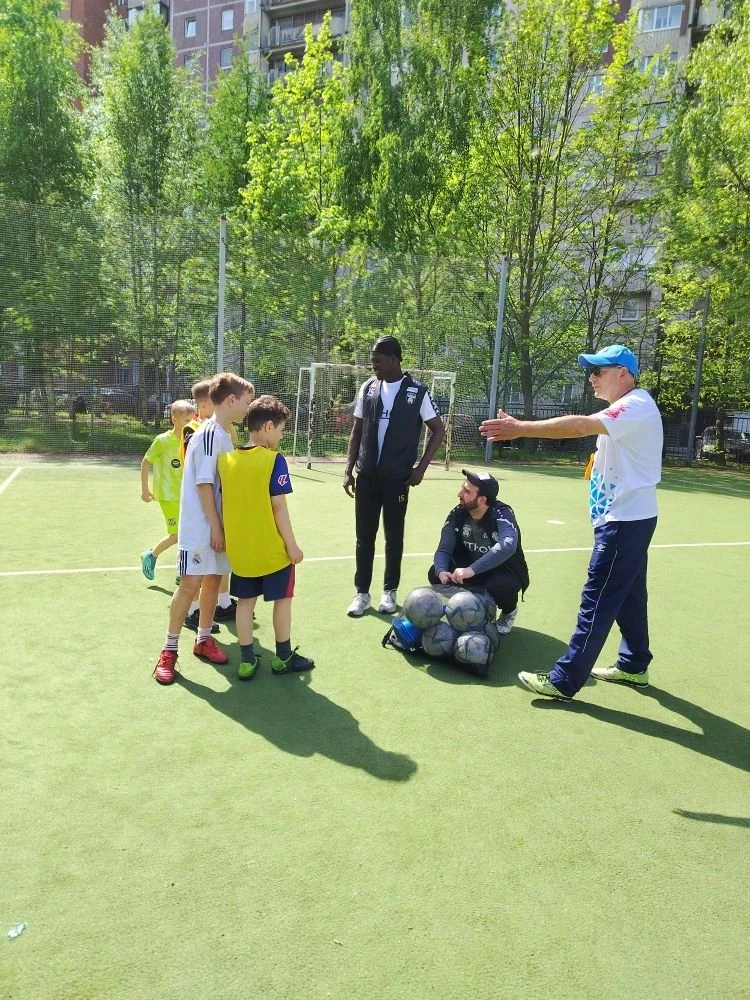 ⚽ЗВЁЗДНЫЙ ЧАС ФУТБОЛА: В НАШЕЙ ШКОЛЕ ПРОШЁЛ МАСТЕР-КЛАСС С УЧАСТИЕМ ПРОФЕССИОНАЛА  19 мая на футболь