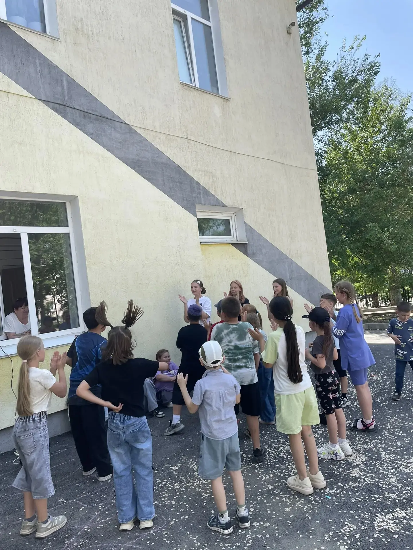 🚀 СТАРТ ДАН! В нашем пришкольном лагере прогремел флешмоб «Лето началось»!