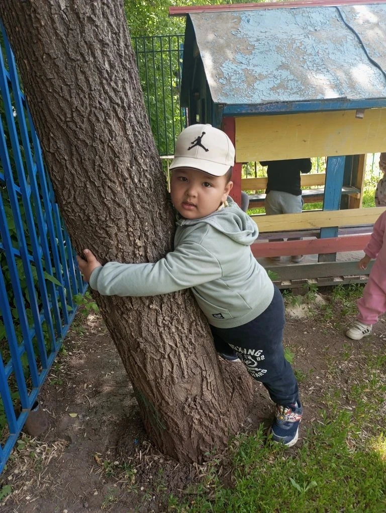 Когда солнышко светит особенно ласково, наши самые маленькие ребята из группы "Котята" ...
