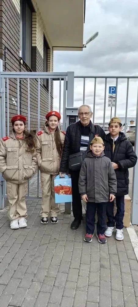 🌟 В преддверии Дня Победы: лицеисты поздравили ветеранов  В преддверии великого праздника — Дня Побе