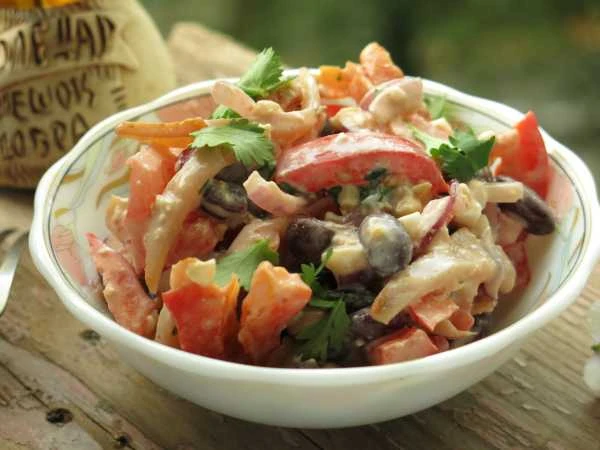 Салат с копченой куриной грудкой и фасолью😍