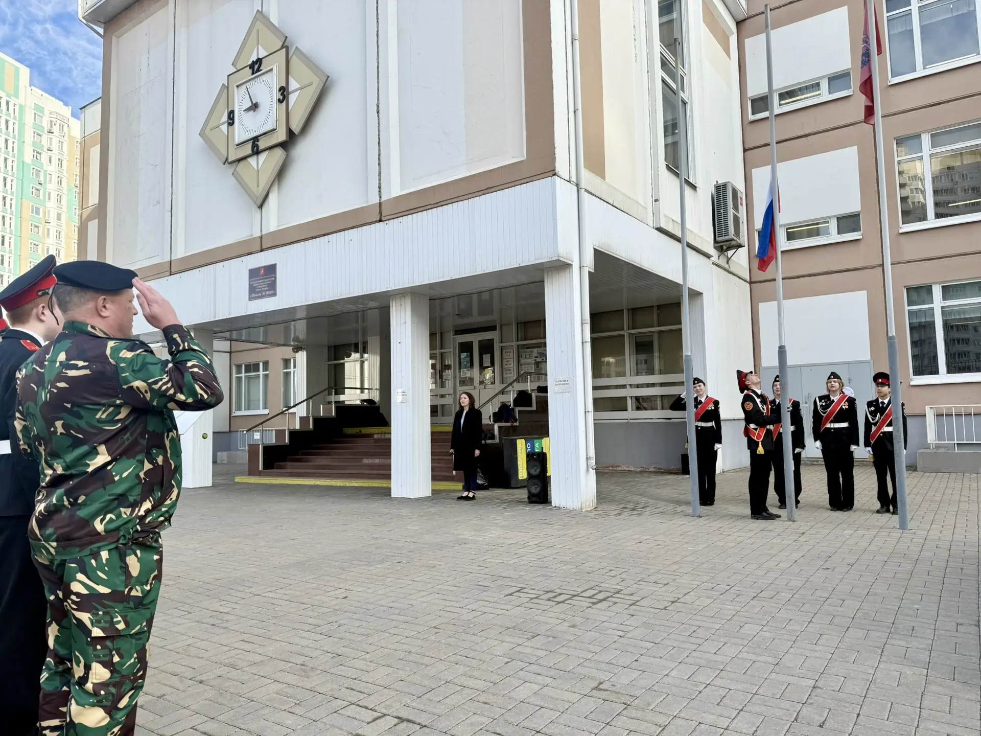 🇷🇺 Новая неделя — новый старт!  Сегодня наша школа снова встречала утро под государственным флагом Р