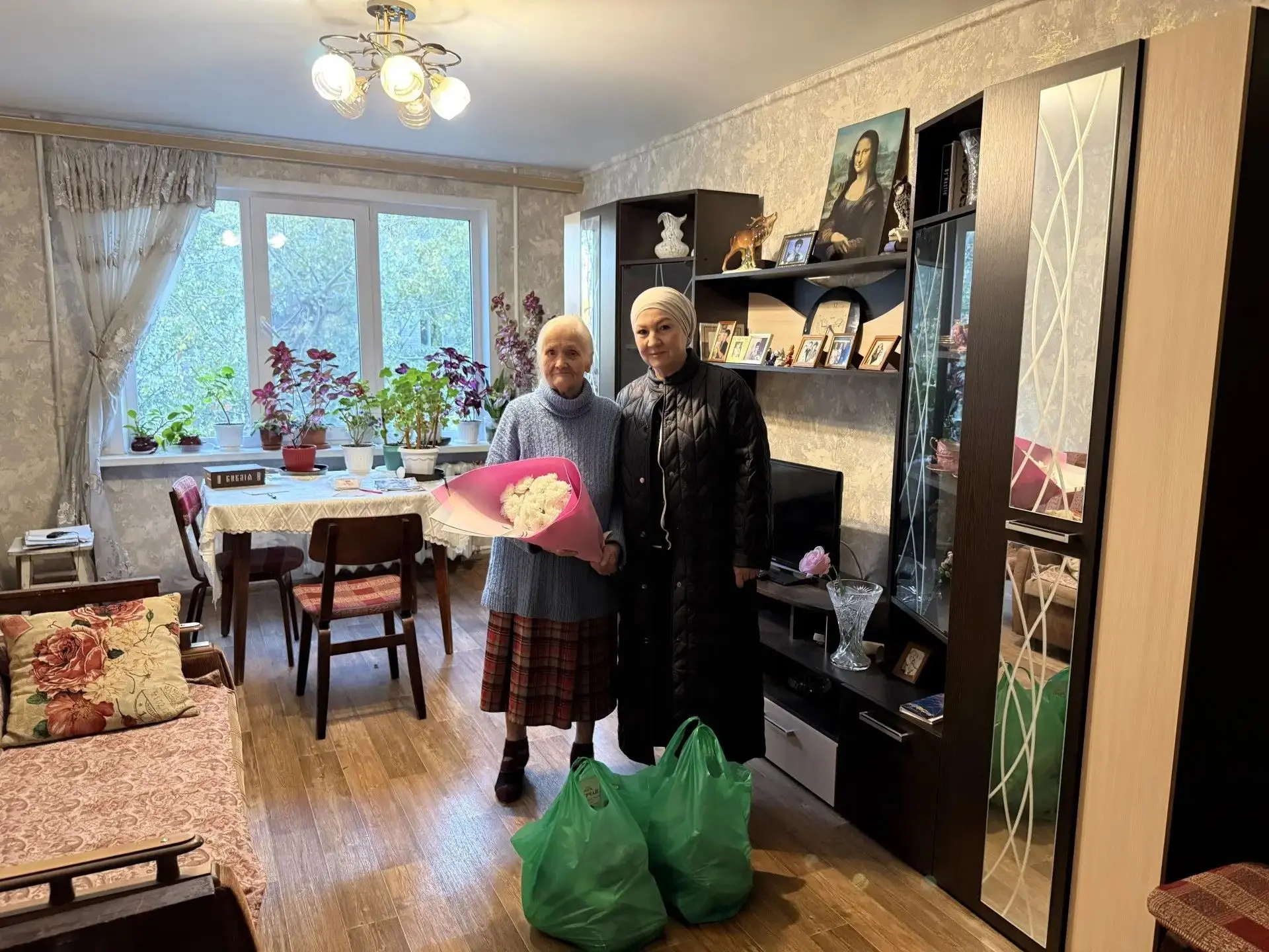 День учителя: Малика Рафкатовна поздравила ветерана педагогики