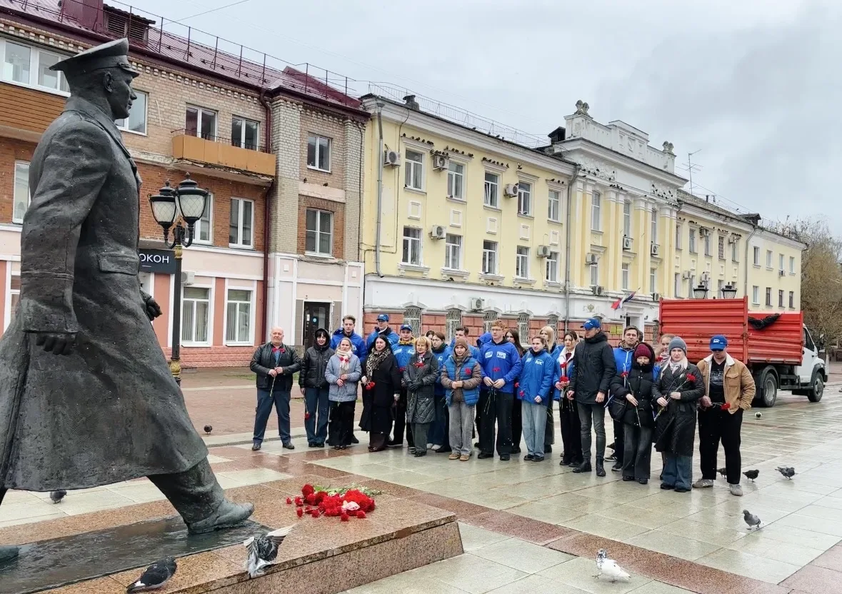 65 лет полёту Гагарина: в Брянске активисты Единой России возложили цветы к памятнику первому космон