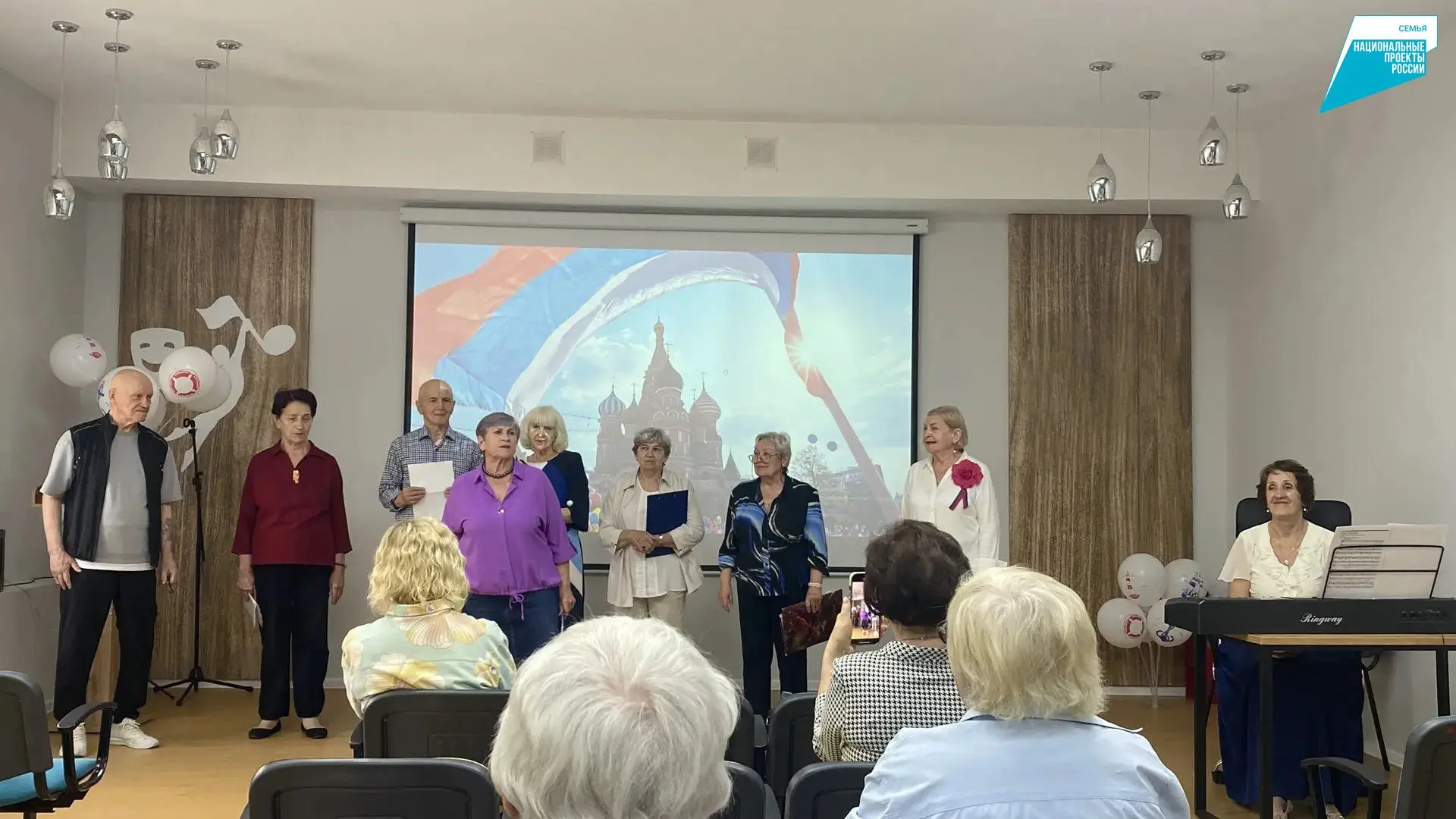 🎶 Звучала Россия в песнях и стихах!
Стены Центра активного долголетия наполнились невероятной атмос