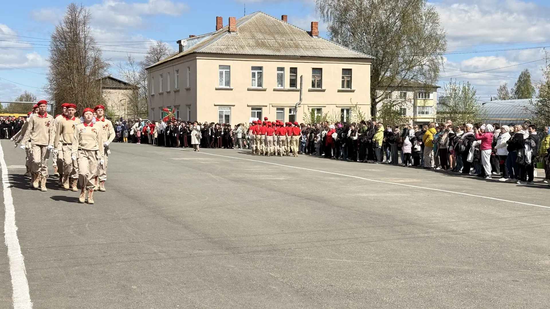В рамках праздничного мероприятия прошёл парад юнармейцев — обучающиеся Советского района прошли стр