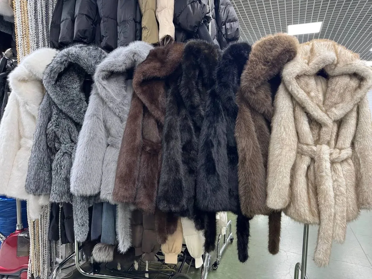 Шубка под песца нужна?