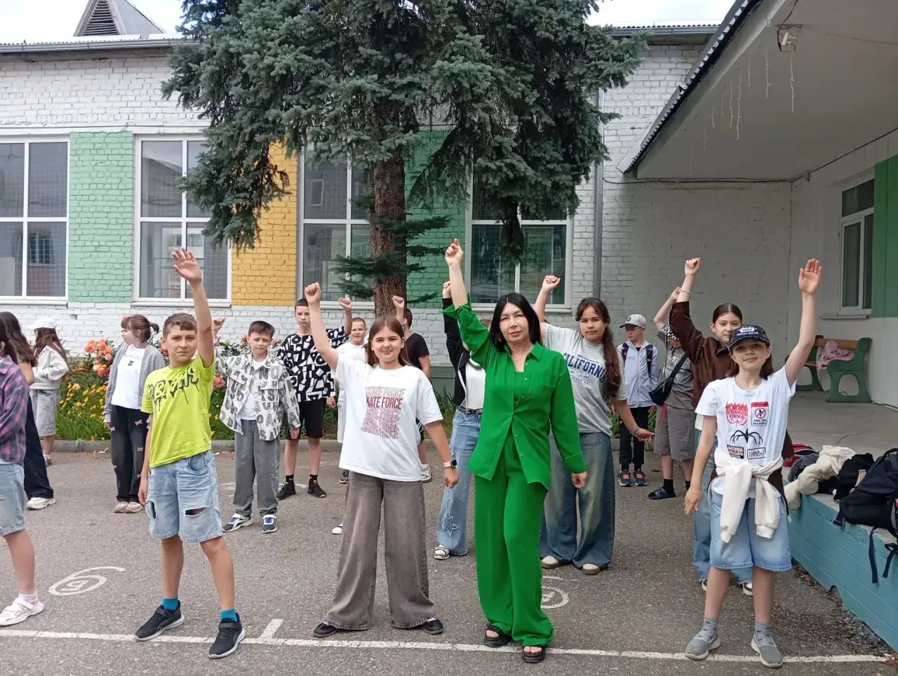 Каждое утро в нашем пришкольном лагере начинается с зарядки — 15 минут движений на свежем воздухе, ч