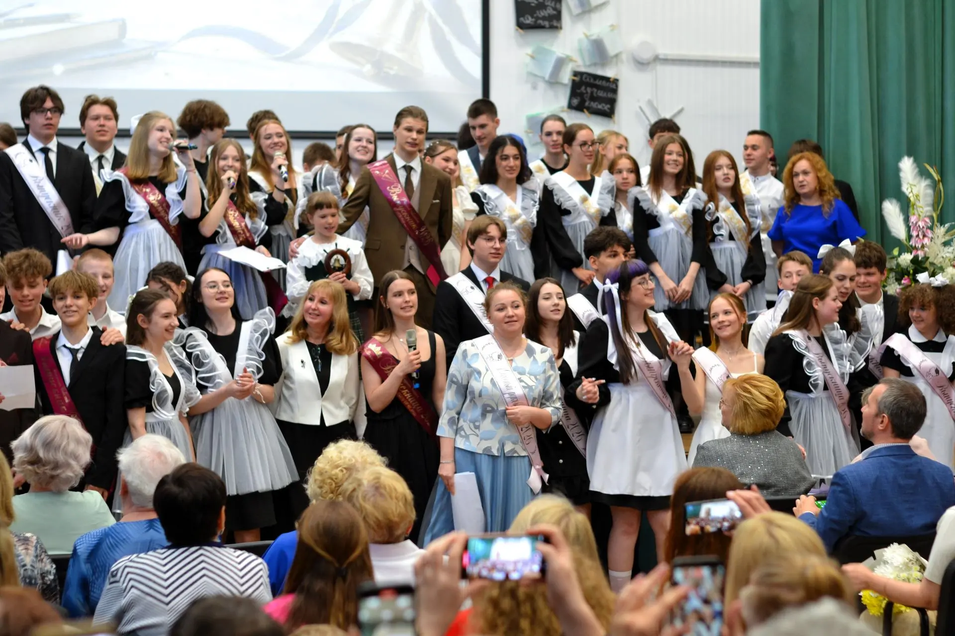 🎓 Последний звонок для 9-х классов!  Сегодня на учебной площадке ул. Ген. Хазова прозвенел последний