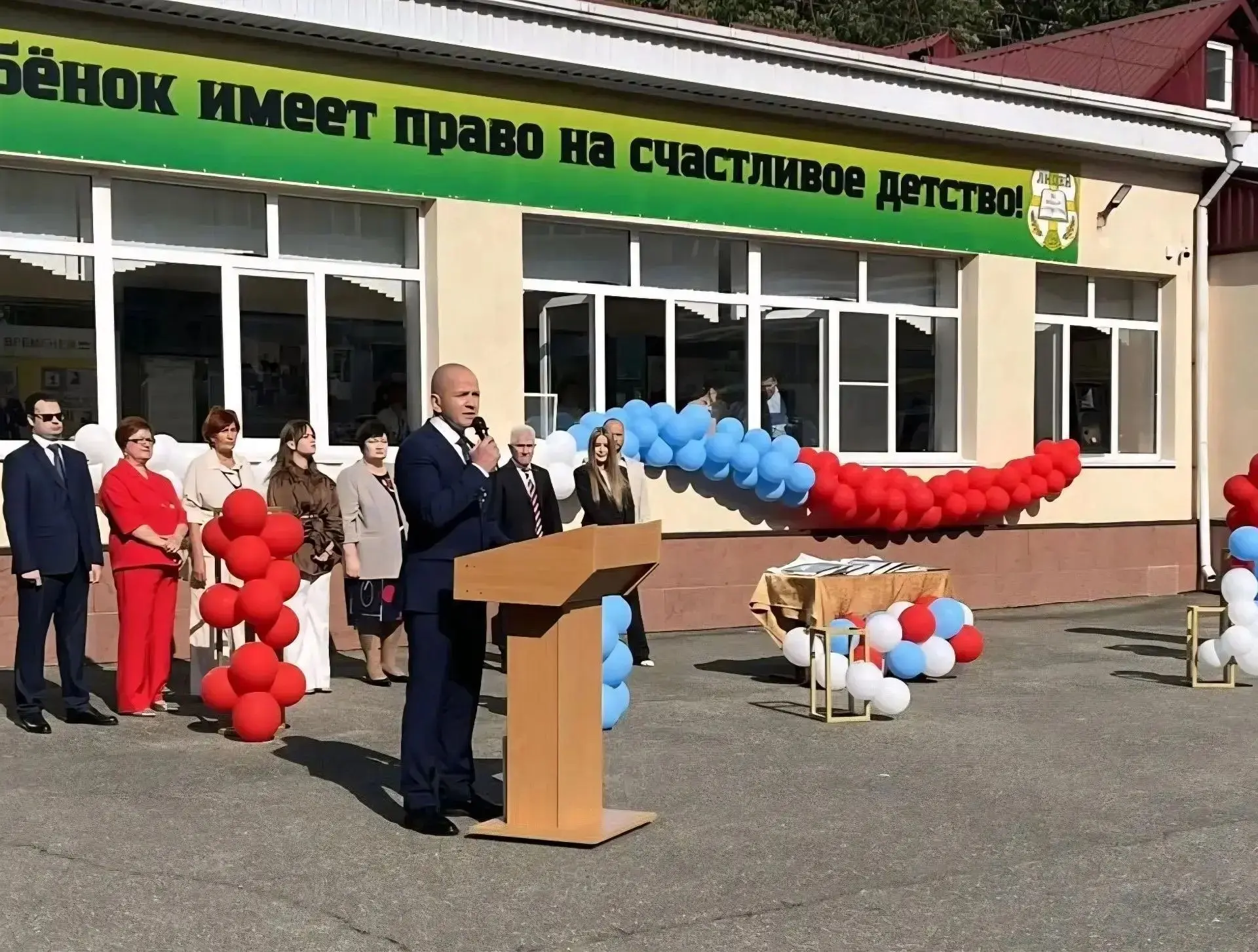 Сегодня школьный двор МАОУ лицея № 17 города Ставрополя наполнился музыкой, цветами и р...