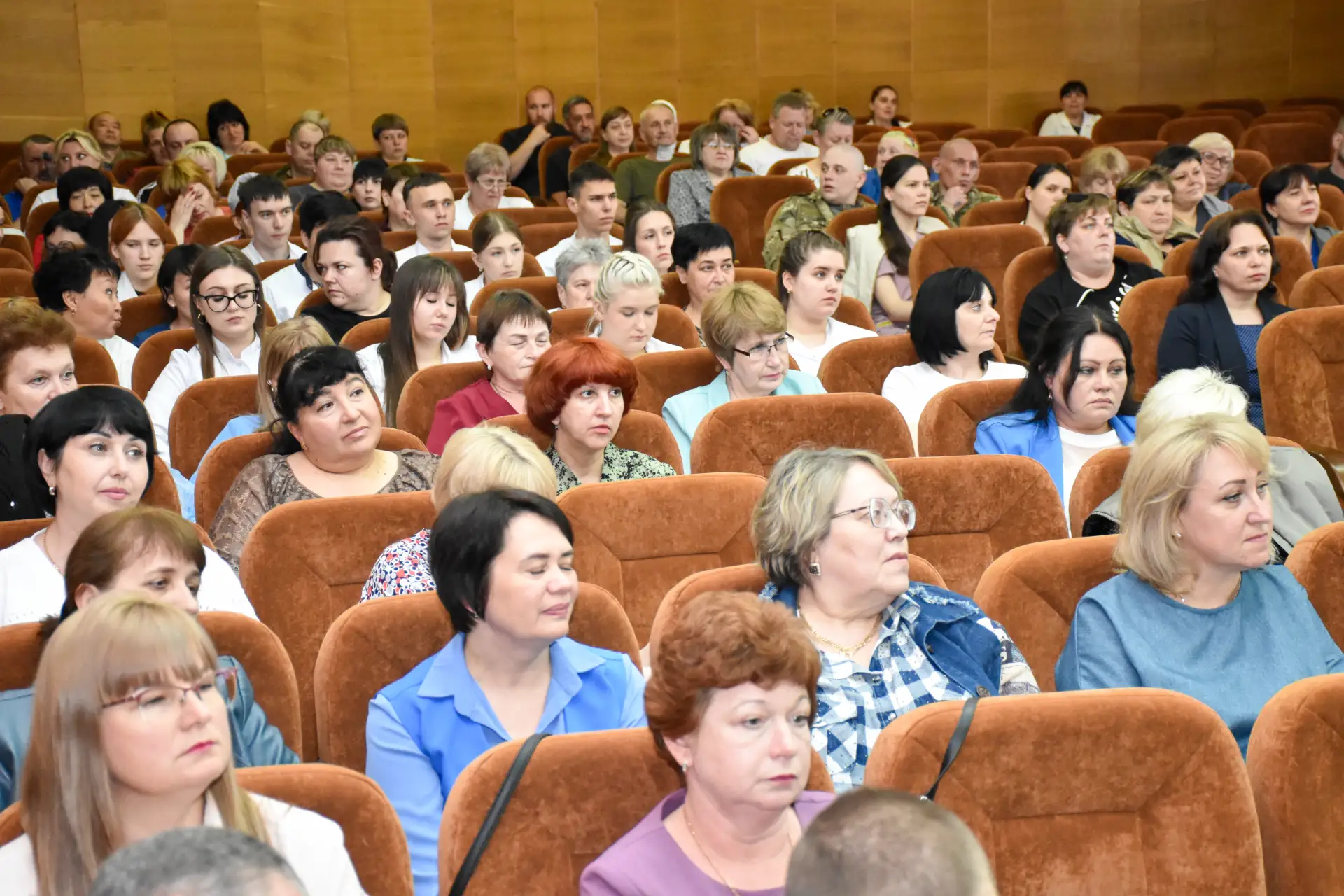 В Луганске ведомственными наградами отметили медсестер в честь профессионального праздника

В Луганс