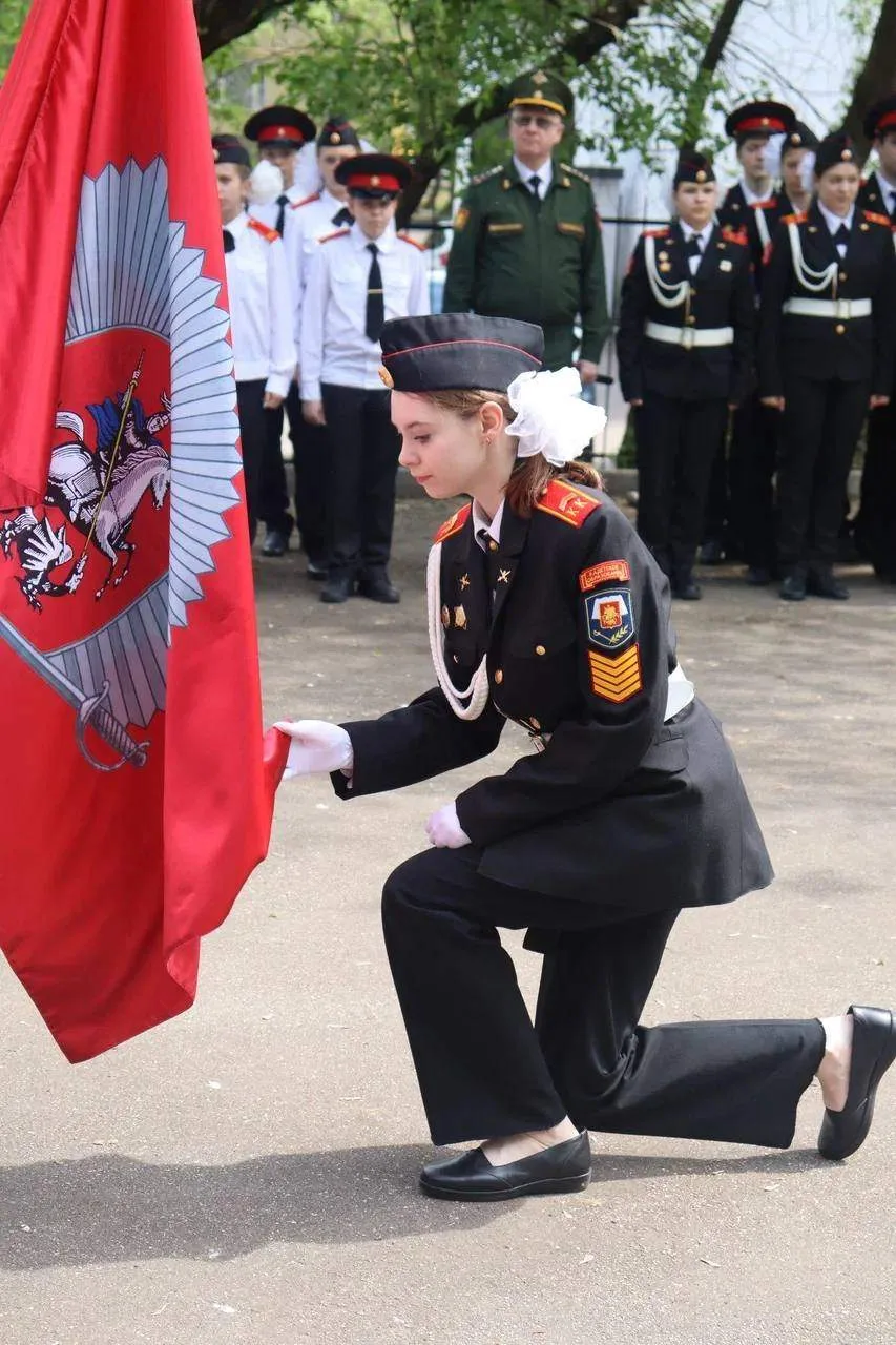 ✨ В нашей школе в мае прошла торжественная церемония прощания с флагом, ставшая важным событием в жи
