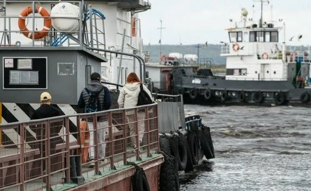 На пароме Салехард — Лабытнанги пассажиров заставили выйти на холод из-за нового регламента  На пере