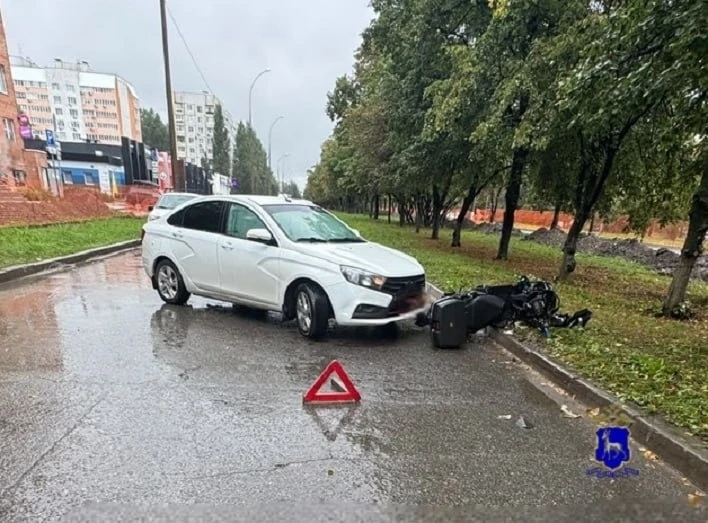 😰В Тольятти автомобиль сбил мопед, на котором ехали парень и девушка