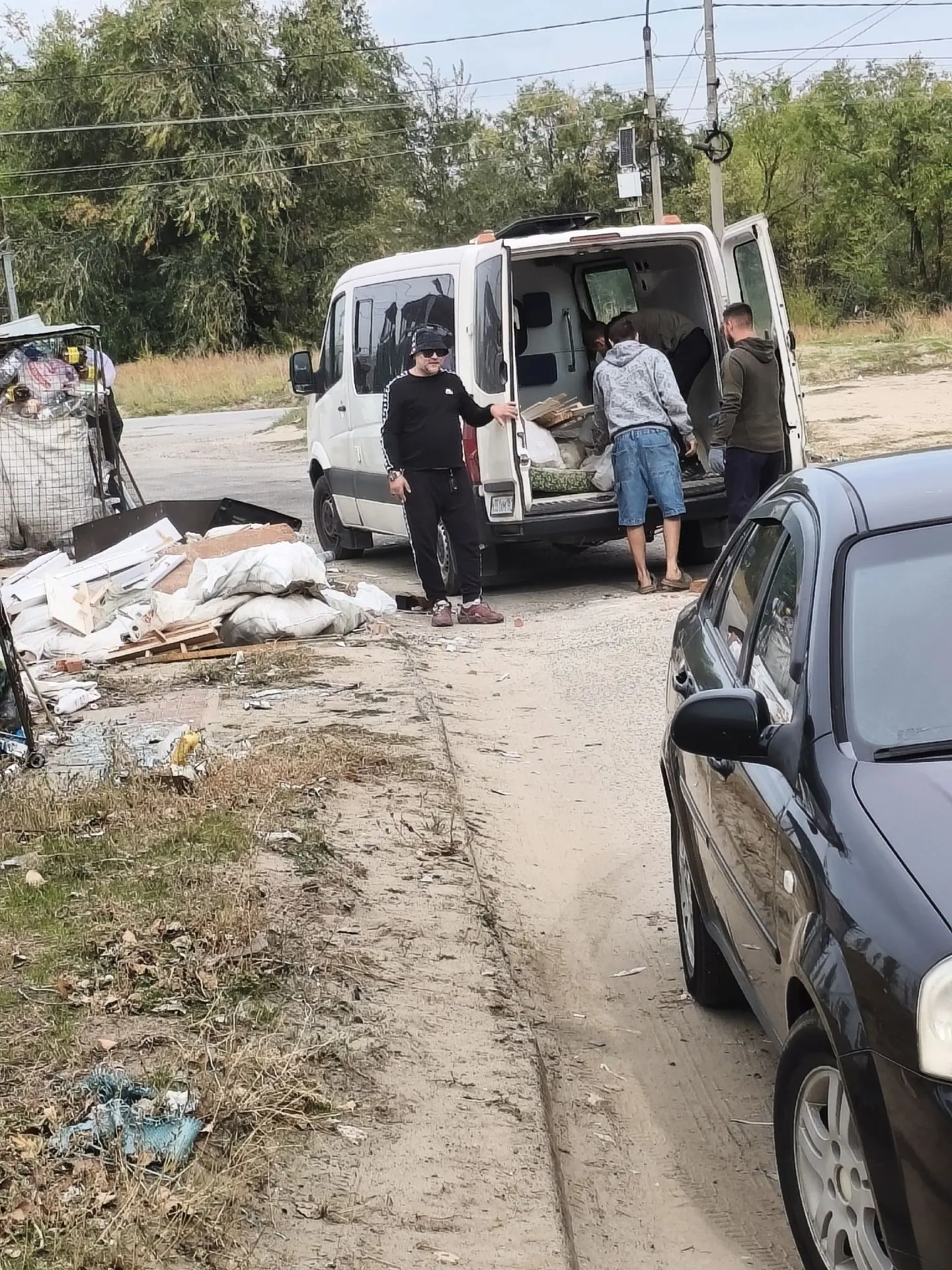 Подписчик прислал фото, как неизвестные скидывают газель мусора на  Базарова 160.