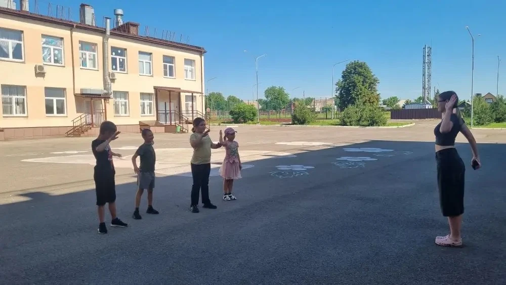Субботнее утро в нашем лагере началось с бодрой зарядки! 💪☀️ Зарядились энергией, улыбками и отличн