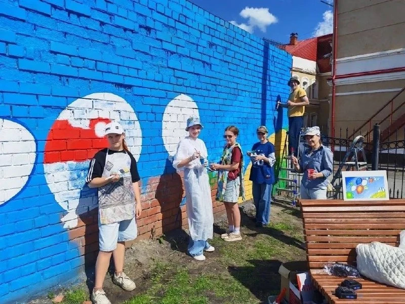 🎨 Юные художники раскрасили стену постройки в центре Кургана. 

Она находится в районе пересечения 
