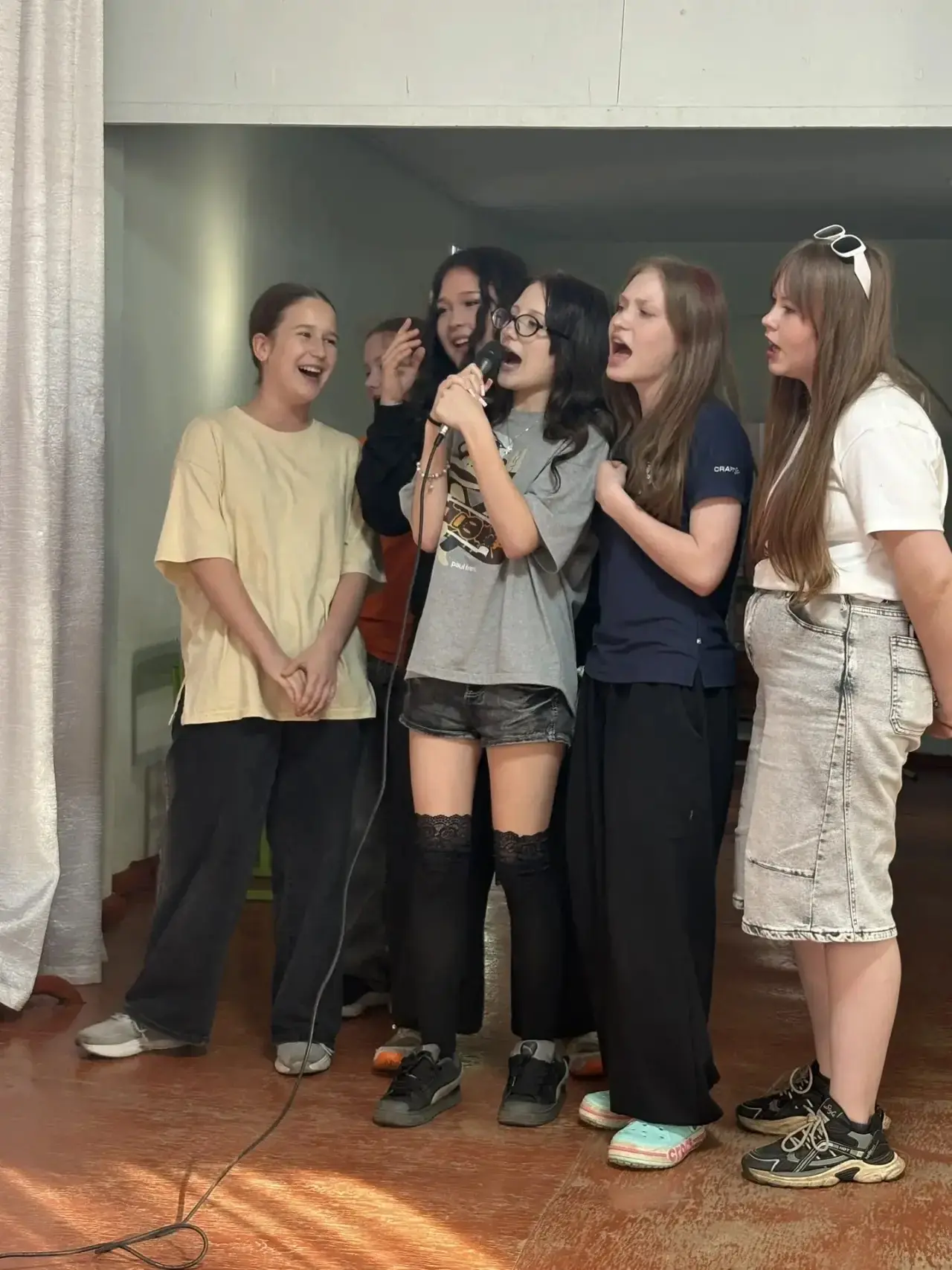 Громко, душевно и ярко! ✨

Для старших отрядов прогремело KARAOKE TIME! Ребята подошли к делу со все