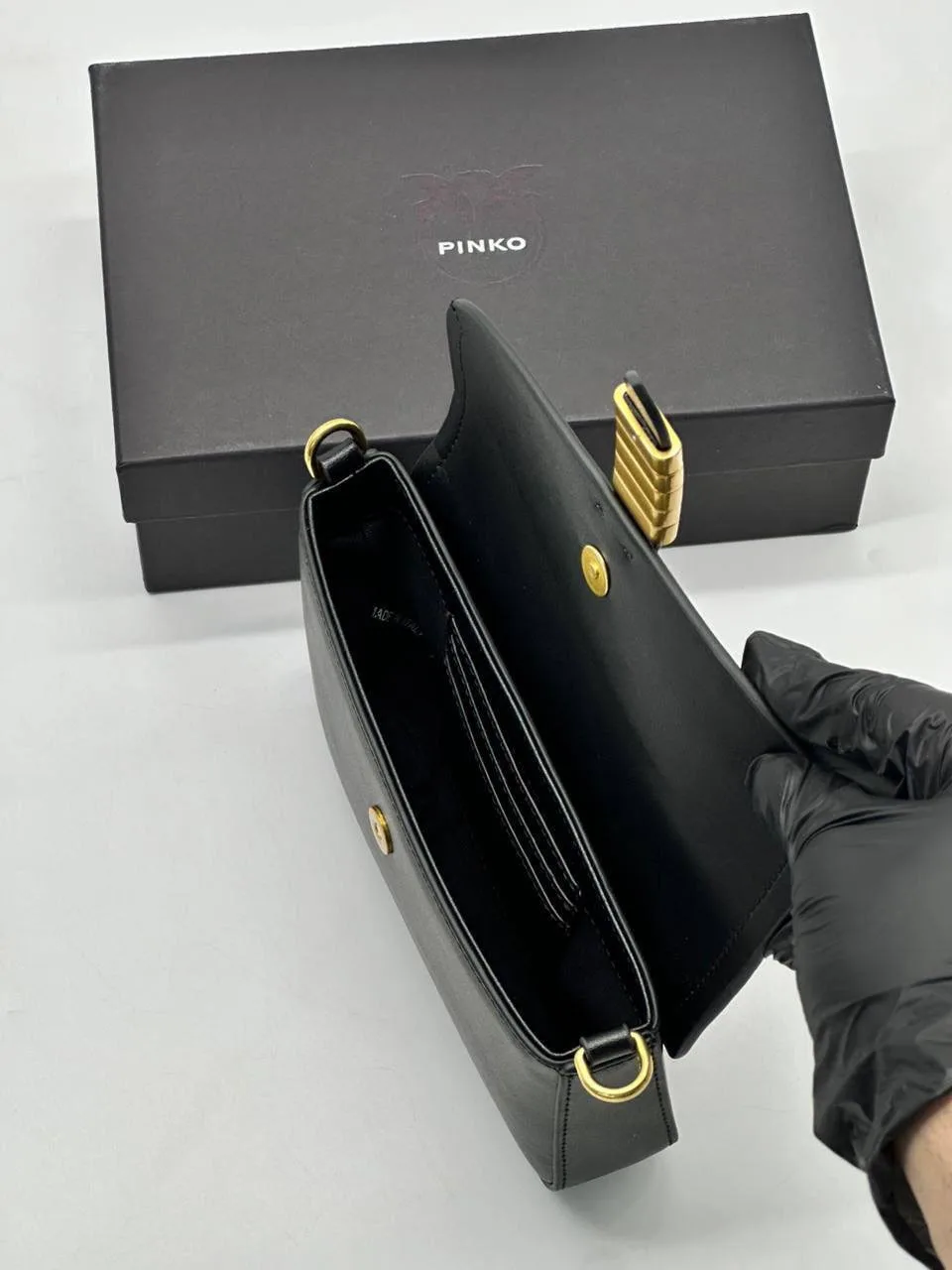 сумка-клатч Pinko Saddle из натуральной кожи  и узнаваемой фурнитурой.
-размер 20/12
комплектация пы