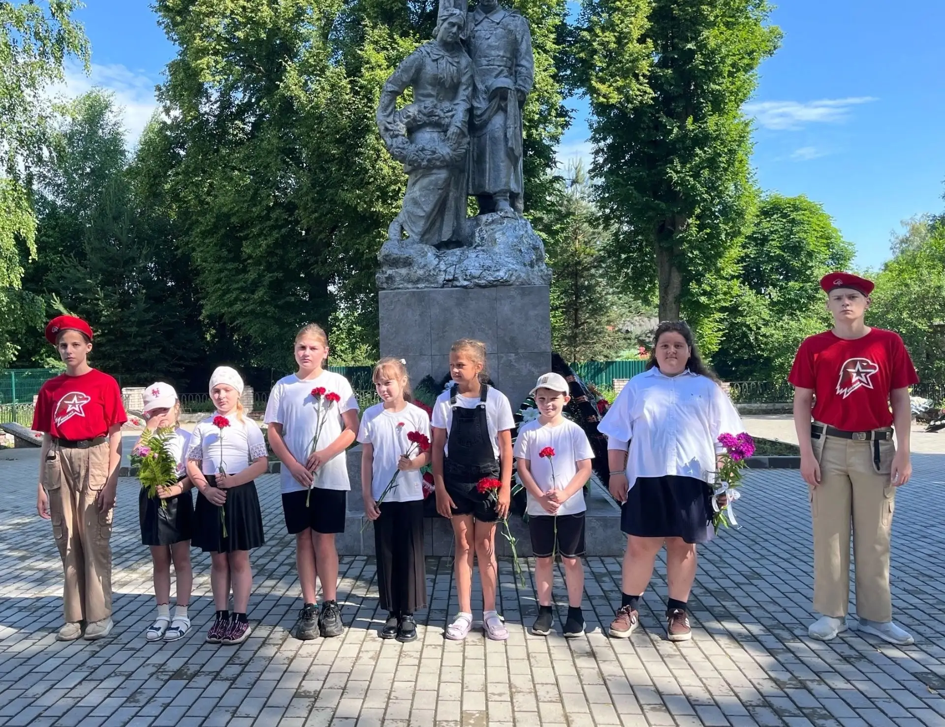 🕯️ 22 июня. День памяти и скорби 🕯
    В этот день в 1941 году, в 12 часов 15 минут, было объявлен