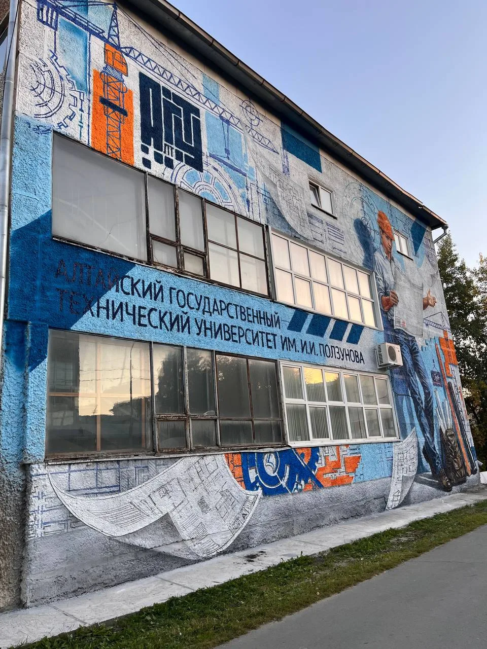 🎨 Барнаул украсил новый мурал — роспись появилась на фасаде АлтГТУ