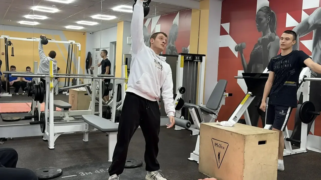 📣 В Анапском индустриальном техникуме прошли захватывающие соревнования по гиревому спорту среди сту