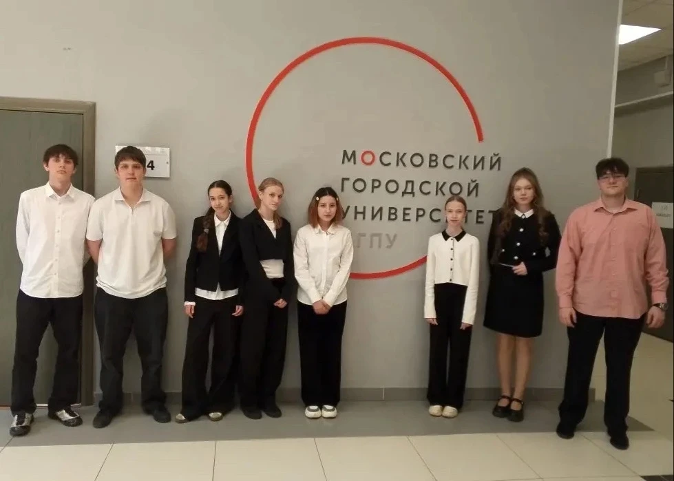 🎉✨ Поздравляем наших талантливых учеников и их педагогов-наставников! ✨🎉  Ученики 8-11 классов досто